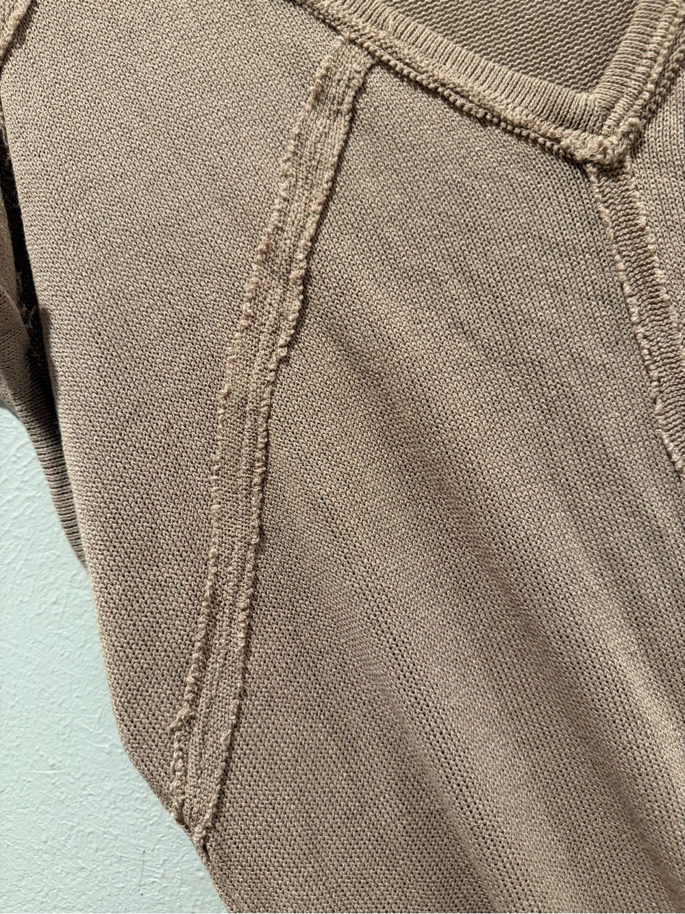 POL Taupe Exposed-Seam Lightweight Knit V-Neck Top - Picture 9 of 10